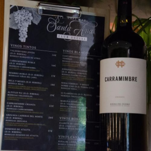 Botella de Carramimbre decorando la carta de vinos