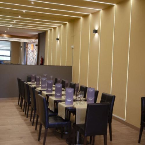 Mesa larga preparada para un evento