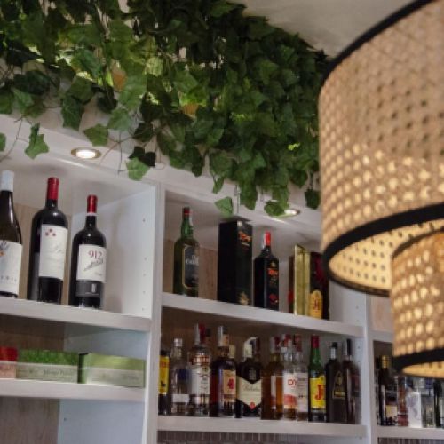 Vista de los botelleros de detrás de la barra