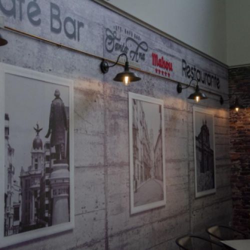 Pared decorada con imágenes antiguas de la ciudad de Valladolid