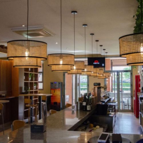 Vista de la barra desde una de los laterales con la entrada de fondo