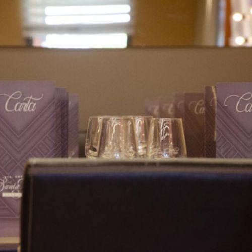 Tríptico de la carta colocado encima de una mesa