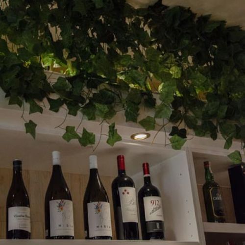 Una estantería con vinos de nuestra carta