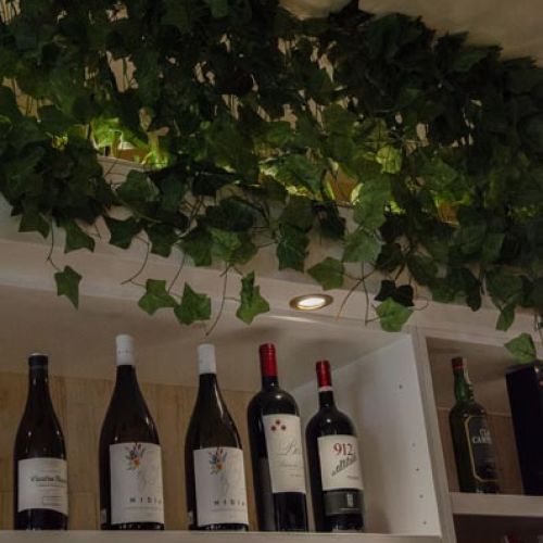 Una estantería con vinos de nuestra carta