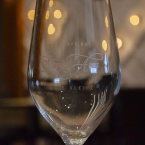 Primer plano de una copa serigrafiada con nuestro logotipo