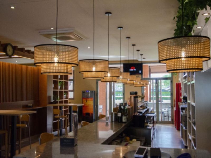 Vista de la barra desde una de los laterales con la entrada de fondo