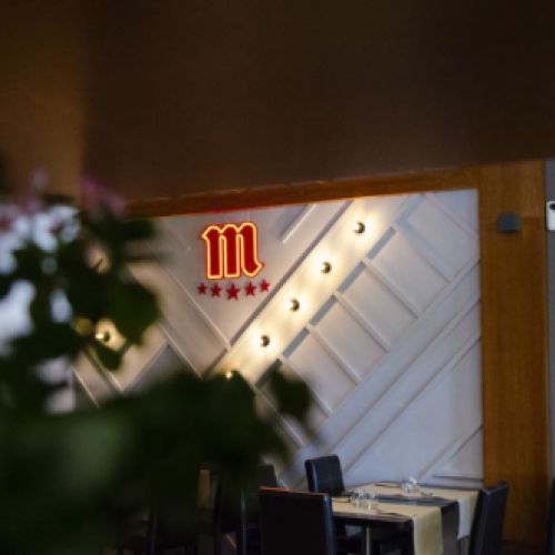 Luminoso de Mahou decorando el salón