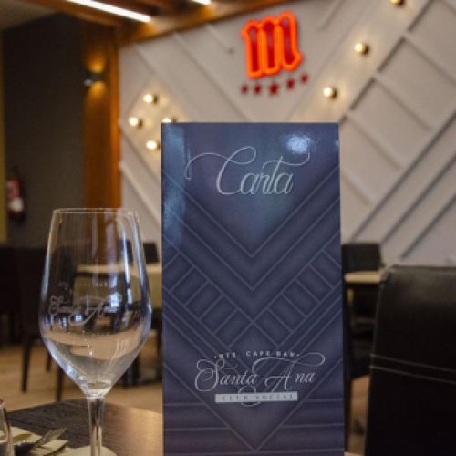 Tríptico de la carta colocado encima de una mesa